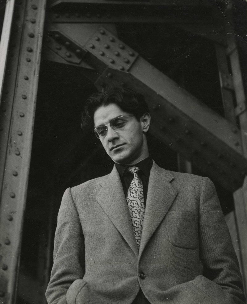 Attila İlhan, Mevsimidir:

"Mevsimidir,
Müphem bir meltem yoklar dal uçlarını,
Gizlice ürperir yaseminler,
Körfezde deniz dalgın,
Bilinmez hangi aşktan artakalmış,
Vahim bir yalnızlığı dinler.

Mevsimidir
Artık erken kararır sular,
Her biri bir bulut ardına sinmiş yıldızların,