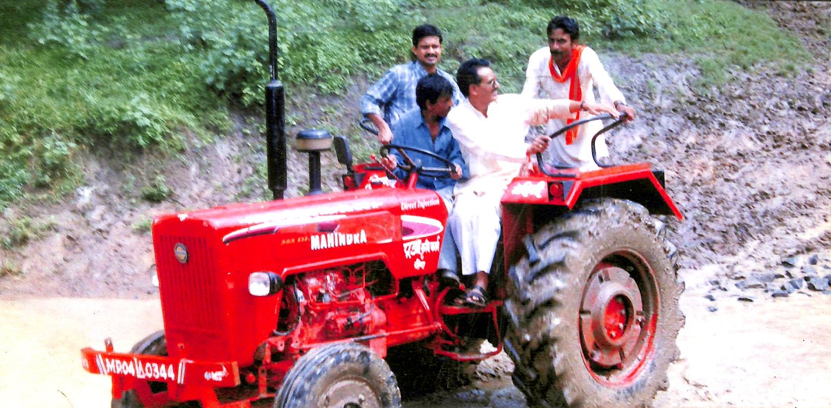 शिवराज सिंह चौहान सिर्फ नेता नहीं, सच्चे किसान भी हैं। उन्होंने जीवन की शुरुआत खेत की मिट्टी से की, खुद ट्रैक्टर चलाया, खेतों में पसीना बहाया।

मुख्यमंत्री बने, तो किसानों के कल्याण के लिए कई योजनाएँ बनाईं। आज कृषि मंत्री के रूप में किसान सर्वोच्च प्राथमिकता है।

<a href="/ChouhanShivraj/">Shivraj Singh Chouhan</a>