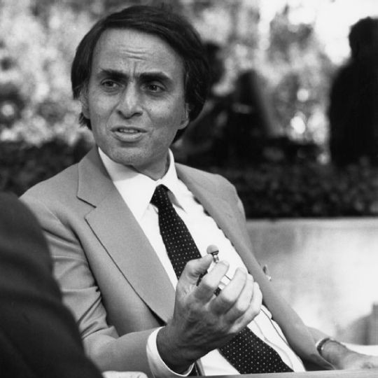 Saganismm's tweet image. "If we can't think for ourselves, if we're unwilling to question authority, then we're just putty in the hands of those in power."
-- Carl Sagan