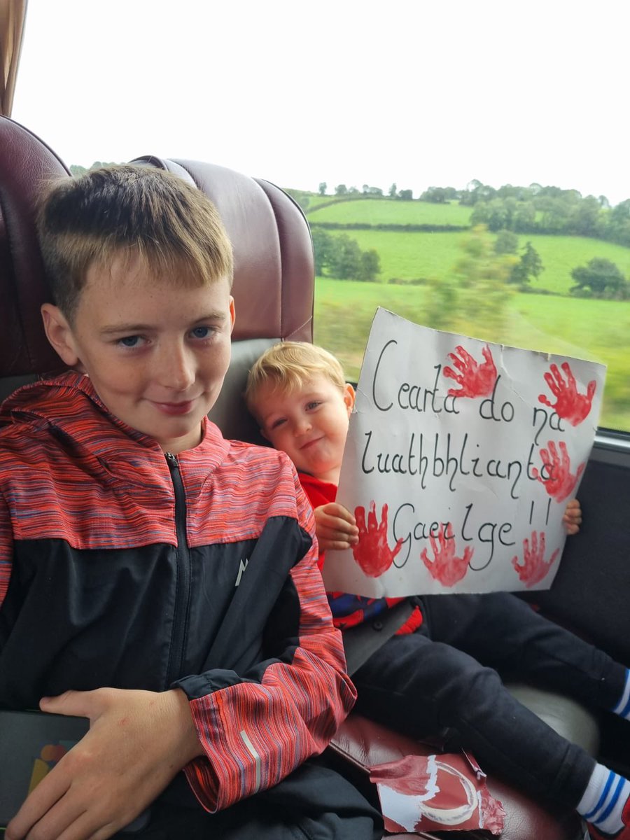 Glór na Móna tweet media