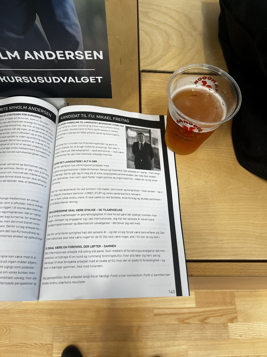 Læser lige årets kandidaturer til FU over weekendens første fadøl - ham der Mikael Freitag har da fat i noget😉  #vuls25 #ædruvagt #JeSuisFreitag