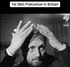 ThreeJacques's tweet photo. 40% of the Sikh immigrants who came after the war did not speak any English. Does it seem likely that importing non-English peasants was thought to be a good idea by anybody who didn't own a sweatshop? The Sikhs who were fluent in English were effectively a different group and had come via different routes to train as lawyers etc as part of long standing efforts to help India modernise and transition to independence. In the end, many of them stayed and began the process of organising the Sikh peasants as a political force in England. Some of the early post-WW2 activism against assimilation and demanding British cultural norms bend to accommodate immigrants was from Sikhs demanding to be allowed to wear turbans in roles that had previously had requirements about head coverings, like the police.🧵