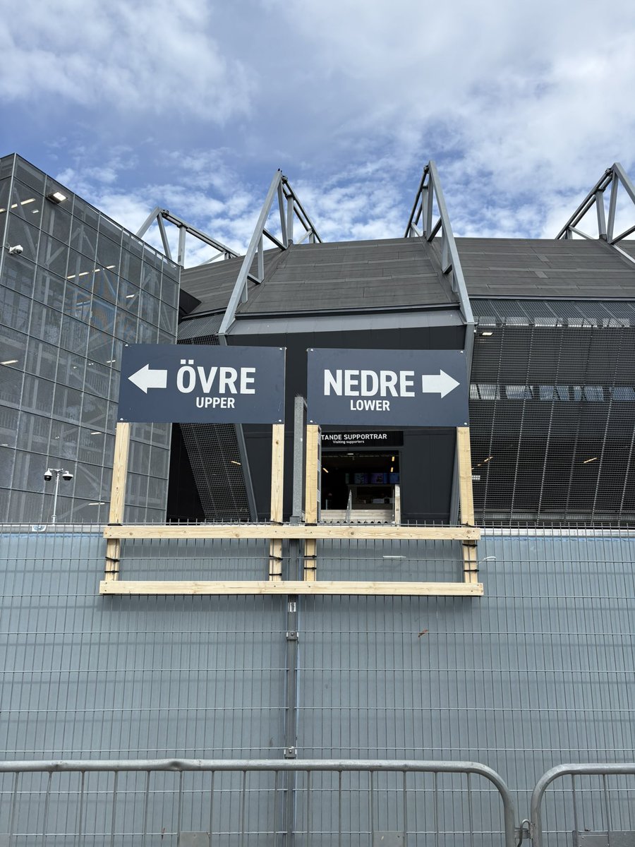 Kolla på din biljett om du ska ta högre eller vänster kö.