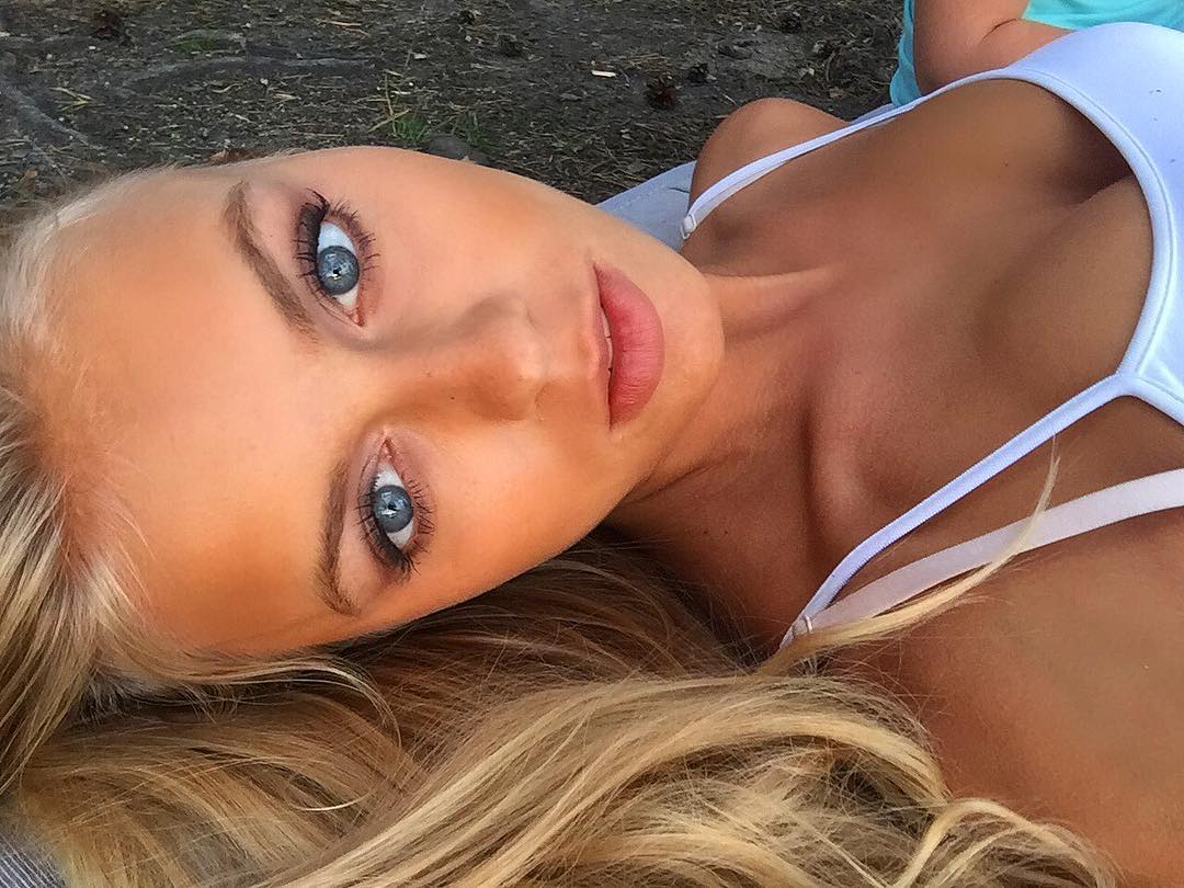 isabelle_lemerA's tweet image. just turning  I want to do it into  I’m doing it