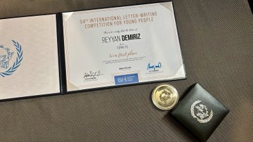 A certificate with the text "54th International Letter-Writing Competition for Young People" and "Reyyan Demiriz" as the first-place winner, featuring the United Nations logo. A gold medal and a black case with the United Nations emblem are beside the certificate. Four people, including Reyyan Demiriz, sit on a stage with Turkish and Vietnamese flags in the background. A large screen displays Reyyan Demiriz’s image with text about her first-place win and the UPU Congress, with an audience seated in front. A group of five people, including Reyyan Demiriz, stands on a stage with a blue backdrop.
