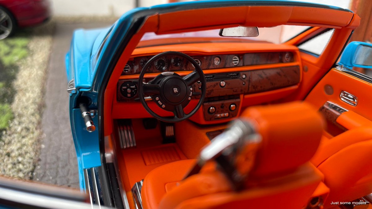 justsomemodels's tweet photo. 1:18 Rolls-Royce Phantom Drophead Coupé, light blue - Kyosho, interior (KS08871BL)
#rolls #rollsroyce #rr #phantom #rollsroycephantom #drophead #britishcars #118scale #scalemodel #diecast #modelcar #kyosho #miniature #jsm #justsomemodels https://t.co/ngACRzKghg