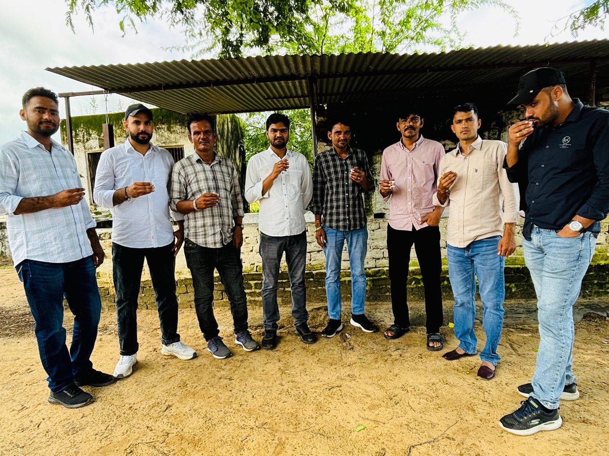 इब्न-बतूता पहन के जूता
निकल पड़े तूफ़ान में
थोड़ी हवा नाक में घुस गई
घुस गई थोड़ी कान में
कभी नाक को, कभी कान को
मलते इब्न-बतूता
इसी बीच में निकल पड़ा
उनके पैरों का जूता
उड़ते-उड़ते जूता उनका
जा पहुँचा जापान में
इब्न-बतूता खड़े रह गए
मोची की दुकान में
#सर्वेश्वरदयालसक्सैना
