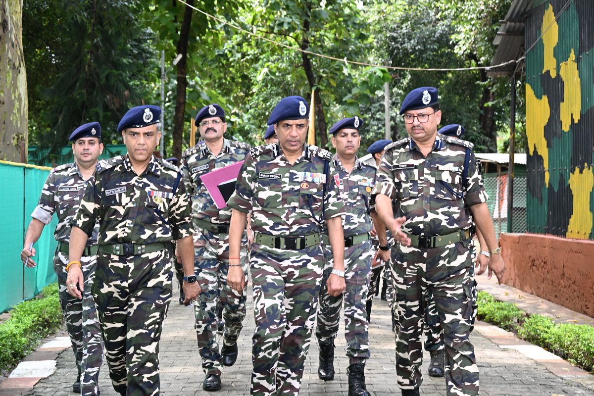 70BnSSB_INDIA's tweet image. दिनांक 20.09.2025को श्री संजय सिंघल (भा.पु.से.) महानिदेशक एसएसबी द्वारा 70वीं वाहिनी @SSB लखीमपुर खीरी का भ्रमण किया गया।

उन्होंने प्रशिक्षण, अधोसंरचना का अवलोकन किया व बलकर्मियों से संवाद स्थापित कर उनका उत्साहवर्धन किया।
#Leadership #Motivation #BorderSecurity @SSB_INDIA