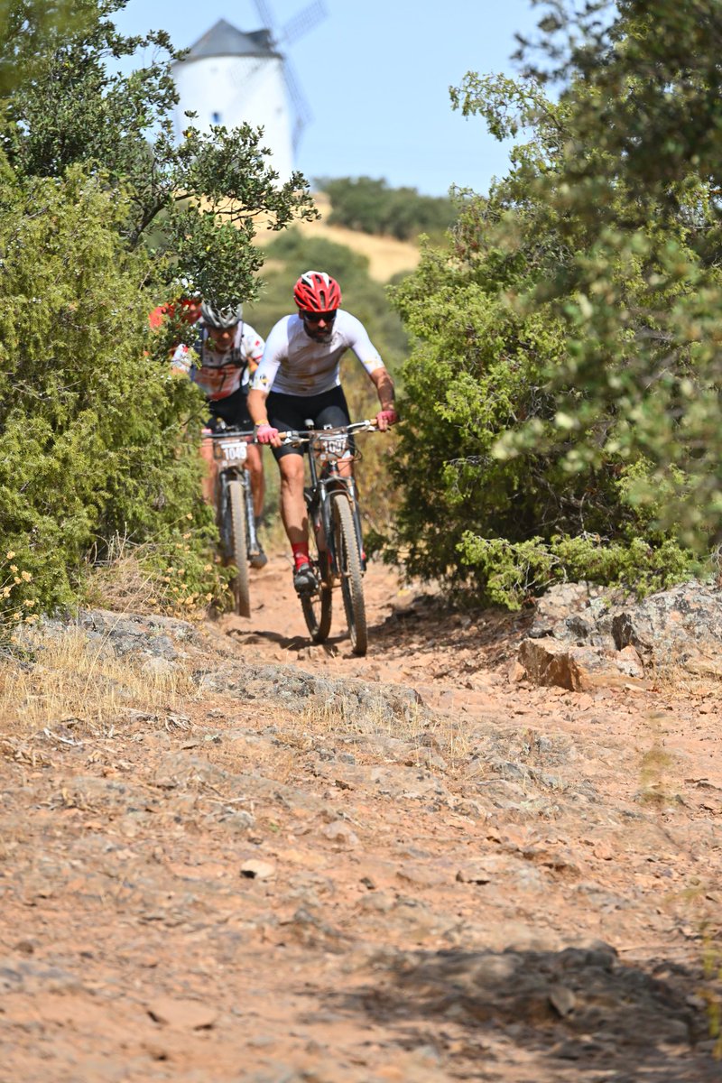profeJaime13's tweet photo. Hace una semana, estaba dando pedaladas por algún camino de mi adorada llanura manchega, subiendo algún cerro en busca de gigantes, o bajando por alguna senda llena de piedras... ¡¡Disfruté muchísimo haciendo mi segunda Titán de La Mancha!! ¡¡Gracias a todos, por todo!! ❤️ https://t.co/8WBahJPwu7