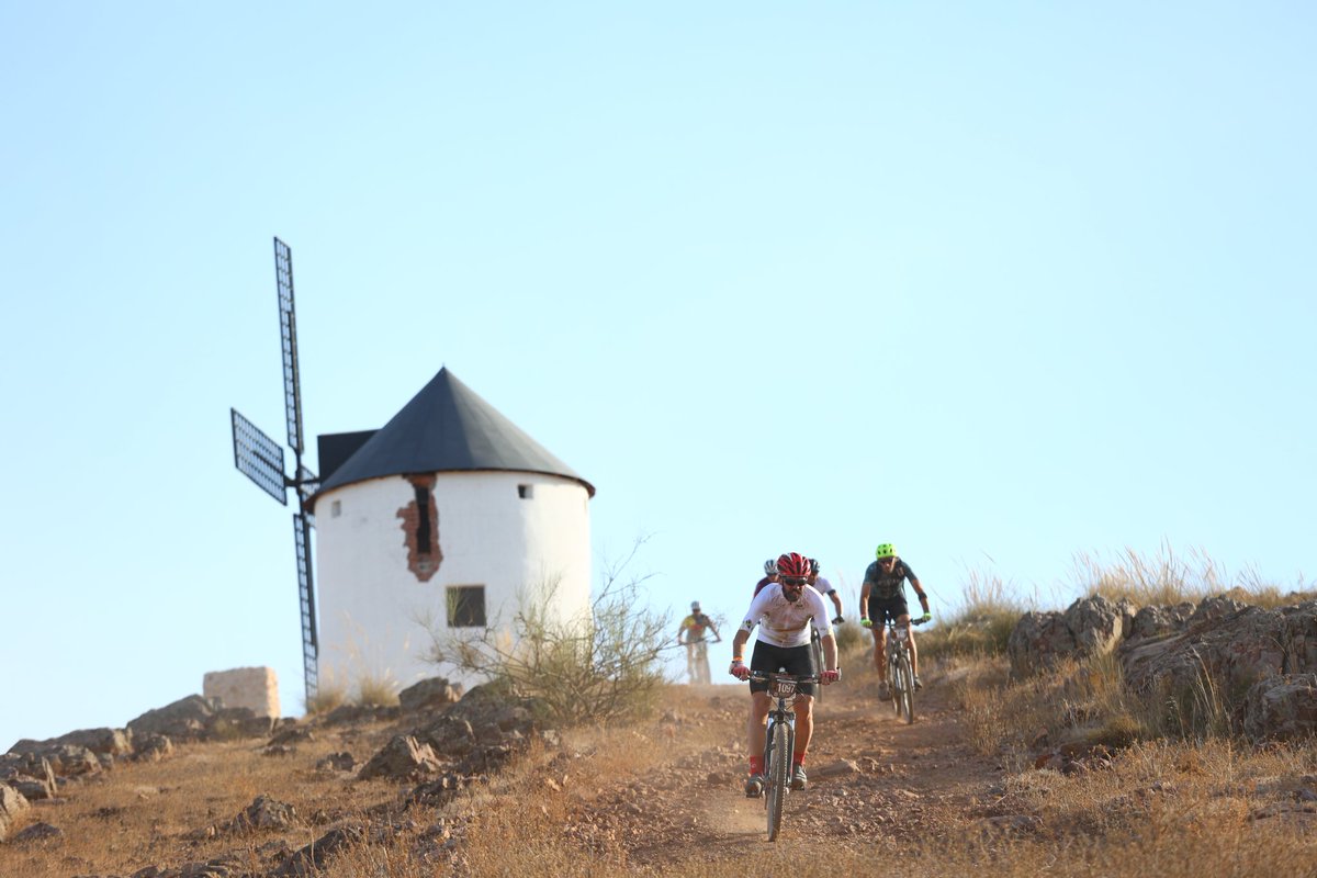 profeJaime13's tweet photo. Hace una semana, estaba dando pedaladas por algún camino de mi adorada llanura manchega, subiendo algún cerro en busca de gigantes, o bajando por alguna senda llena de piedras... ¡¡Disfruté muchísimo haciendo mi segunda Titán de La Mancha!! ¡¡Gracias a todos, por todo!! ❤️ https://t.co/8WBahJPwu7