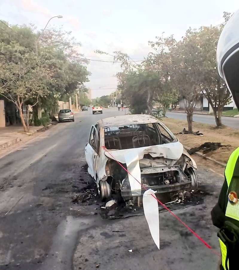 asu_transito's tweet photo. 👨🏼✈️ Parte del arduo trabajo en apoyo a bomberos voluntarios para brindar asistencia en el siniestro vial ( incendio de vehiculo ) ocurrido en las calles Salvador del Mundo y Aspirante Gilberto Aranda.
A estas horas se encuentra liberada la calzada #AsuTransito https://t.co/eCUmsx4UVH