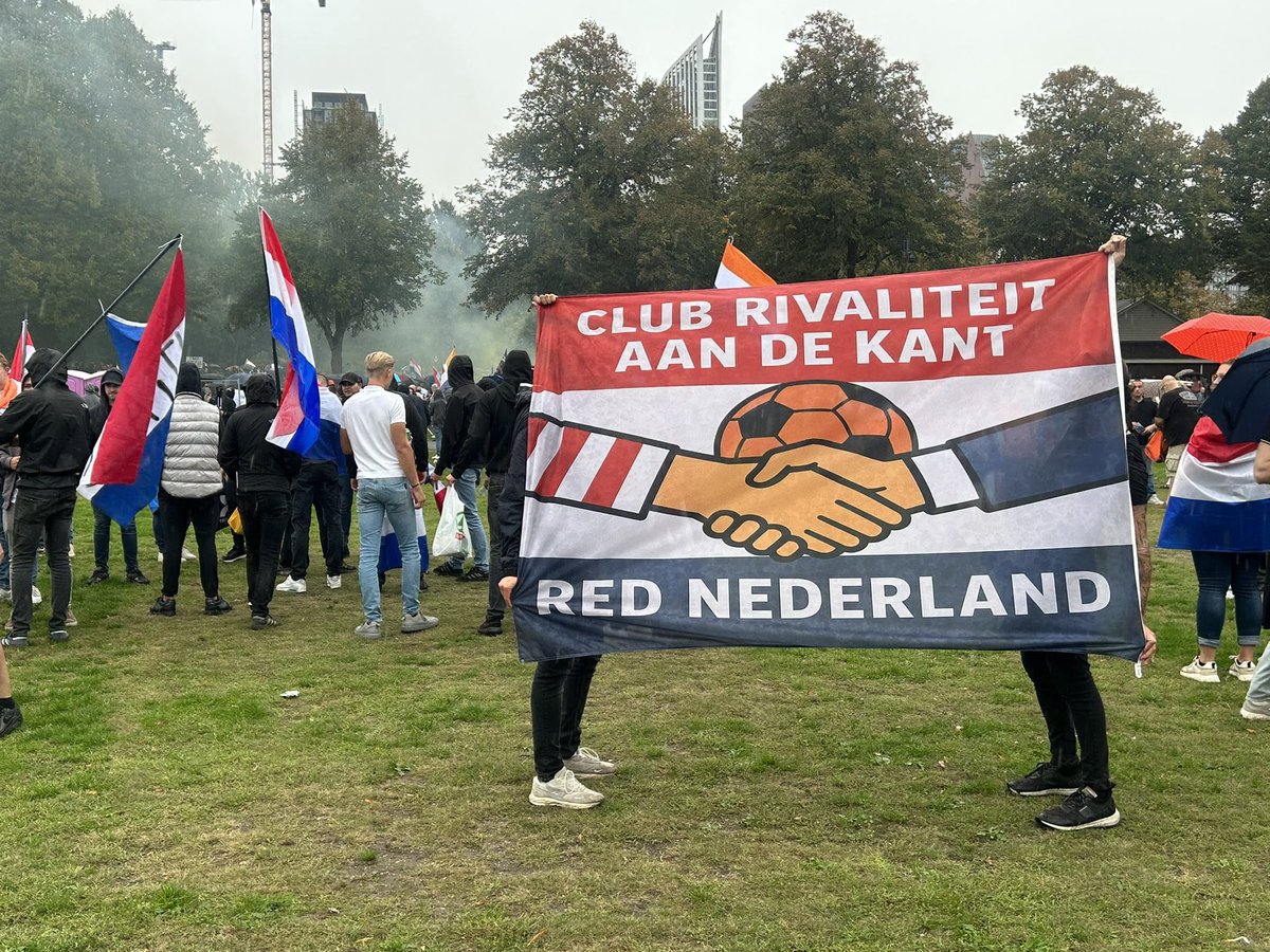 🇳🇱 Gespot op het Malieveld in Den Haag: ‘Club rivaliteit aan de kant, red Nederland’