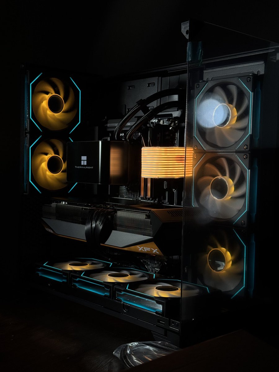 bit0th's tweet image. الله يبارك له يارب 🧡🩵 

@Bitbybitpc من التجميعات المتجر : 

المواصفات : 

XFX RX9070XT MERCURY
RYZEN 7 9700X
GIGABYTE B850 GAMING X
G.SKILL Z5 NEO 32GB 6000MHZ CL30
LEXAR NM790 2TB 7400MB/s 
TR WONDER VISION 360MM
XPG CORE II 850W ATX3.1 GOLD
LIAN LI VISION COMP
FANS LIAN LI…