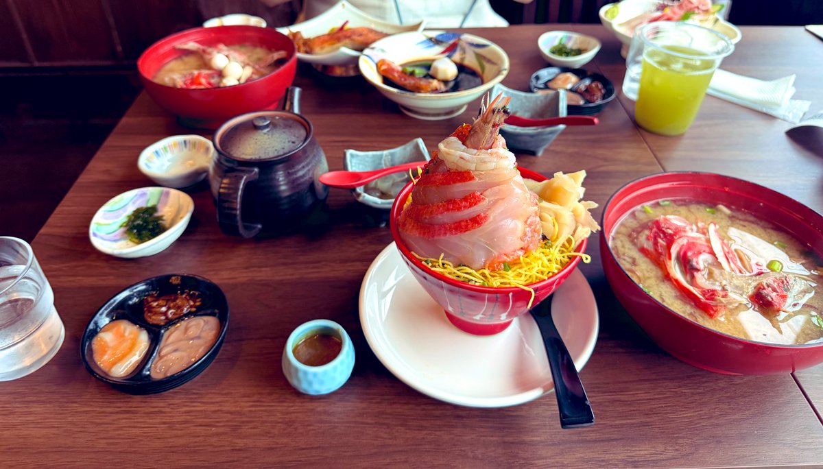 Sumulia0201's tweet photo. 稲取！海の幸が美味しい🤤

温泉も景色良かった♨️ https://t.co/fRueTzrF3K