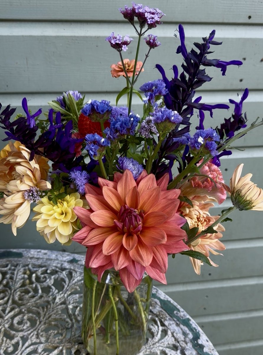 Sold out! Very pleased as it was my last Saturday sale of the season. I’ve taken orders for next week, so I will continue with my flower faffing for a while yet!
Now to unload the car from my treasure hunt this morning.