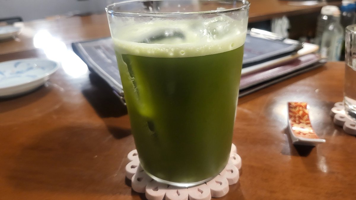 watarujin1110's tweet photo. 玉露ハイにチェンジ。めっちゃ抹茶。濃くてしぞーかの血が騒ぐ。
そしてイカ刺しは各部位有。肝がデラウマぢゃよ🦑
#KenjisLab 
#バンコク
#タイ https://t.co/KfV9hrMZk8