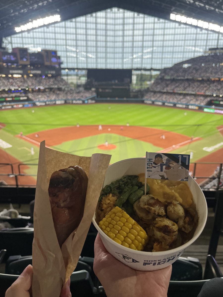 tabesugiyaseruo's tweet image. 初エスコン行ったよ～(*&apos;▽&apos;)

ほんっとに開放的で綺麗でご飯も美味しかった🍗

試合も9回裏、2死走者なしからサヨナラ勝ち！凄すぎる🥹✨

また絶対来るぞ〜‼️
#エスコン #日ハム