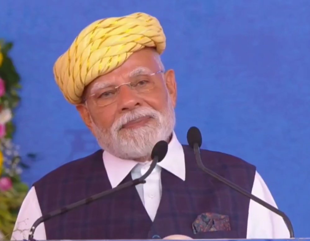 TimesAlgebraIND's tweet image. BIG BREAKING 🚨 Little child burst into years in PM Modi's Bhavnagar Rally 🥹
BOY : "My family said no one would accept my painting"
PM MODI : "Don’t cry beta. I have received your painting"
"If there’s an address written on it, I will surely write you a letter" ❤️
BEST PM…