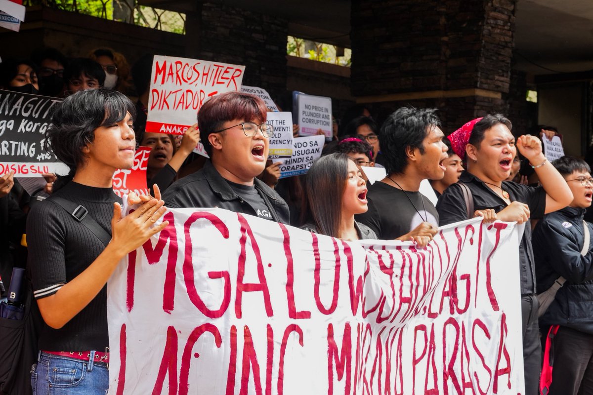 inquirerdotnet's tweet photo. ‘MAGKAISA LABAN SA KORAPSYON’

LOOK: Students of St. Louis University in Baguio City walked out on Saturday, Sept. 20, to protest gov’t corruption and call on everyone to take part in tomorrow’s Baguio-Benguet March Against Corruption and Impunity. | 📸 : Zoie Austria, SLU White & Blue via @AdrianINQ