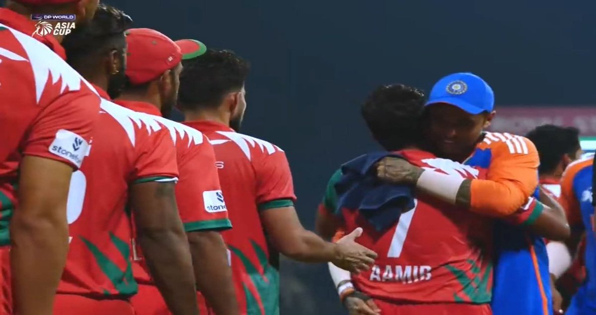 "Surya Kumar Yadav, who refused to shake hands with the Pakistani team, hugged the Karachi player."

Desh Drohi SKY?

#deshdrohibcci #AsiaCup2025 #PAKvIND
