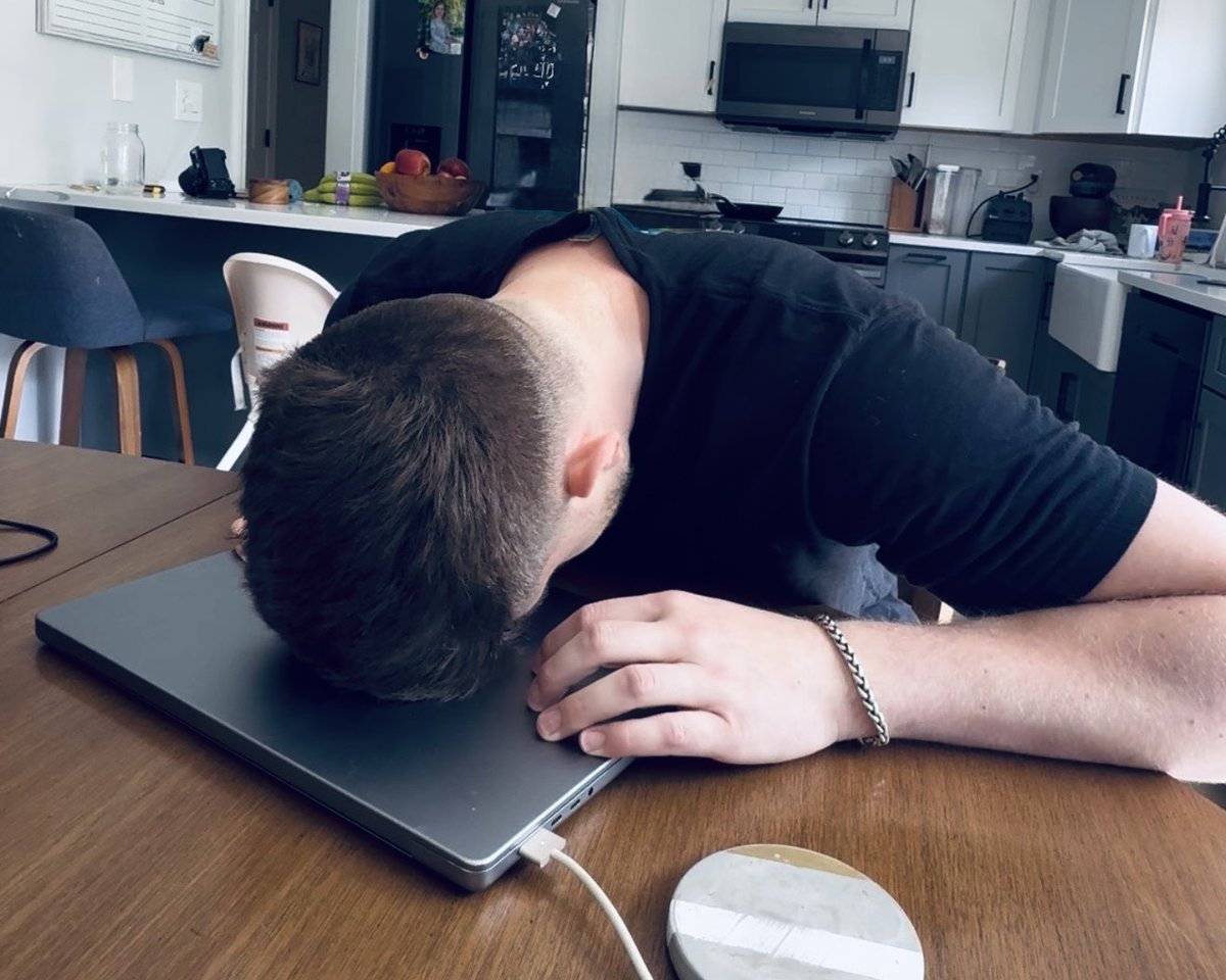 _MaxBlade's tweet image. Shipping ios apps in year 2025 😵💫 :
- Ai does not fully understand swift like it does javascript, errors every prompt.
- Most ai models don't believe ios 26 is real and will try to erase the liquid glass code you add.
- no hot reloading in xcode means making one or two ui…
