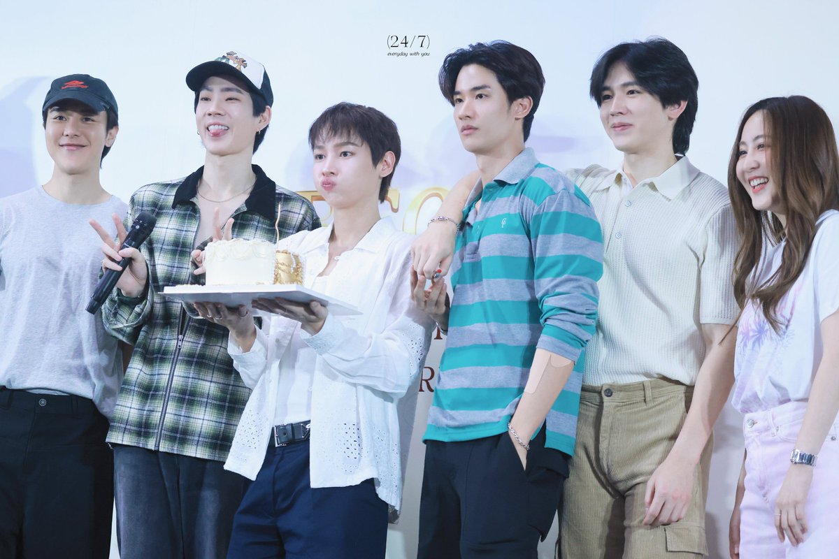 NH19724416's tweet photo. แก๊งนี้รุ่นบุกเบิกของตึก ร่วมทุกข์ร่วมสุขกันมาเยอะ เมื่อก่อนรักกันยังไง ปัจจุบันยังคงรักกันเหมือนเดิมเสมอไม่เคยเปลี่ยน 🫶😘

GUN BD GATHERING 2025

#UNBEGUN2025
#กันอรรถพันธ์ #GunAtthaphan
#Offjumpol #ออฟจุมพล
#ออฟกัน #OffGun
#Tawan_V #newwiee #91liners https://t.co/pcCDPBx7Yl