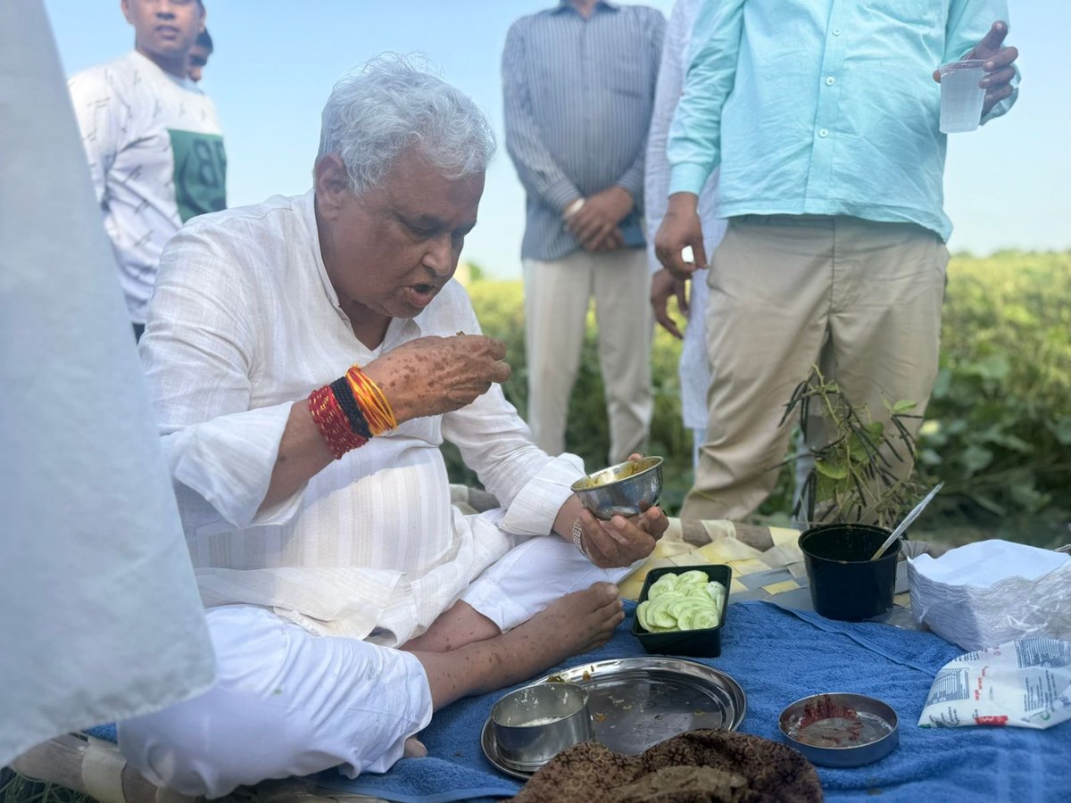 AlokKhandelwall's tweet photo. डायरेक्ट खेत पर भोजन प्रसादी डॉ. किरोड़ीलाल मीणा। @DrKirodilalBJP https://t.co/3mhbyrqFNM
