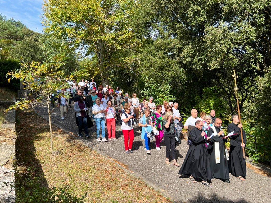 DiocesisVitoria's tweet photo. JUBILEO 2025 ⛪️ | Decenas de personas celebran en el corazón del Valle de Valdegovía el #JubileodelaEsperanza. El Santuario de Nuestra Señora de #Angosto así como su precioso entorno natural han acogido una jornada jubilar presidida por el @ObispodeVitoria. https://t.co/J66AAIARsm