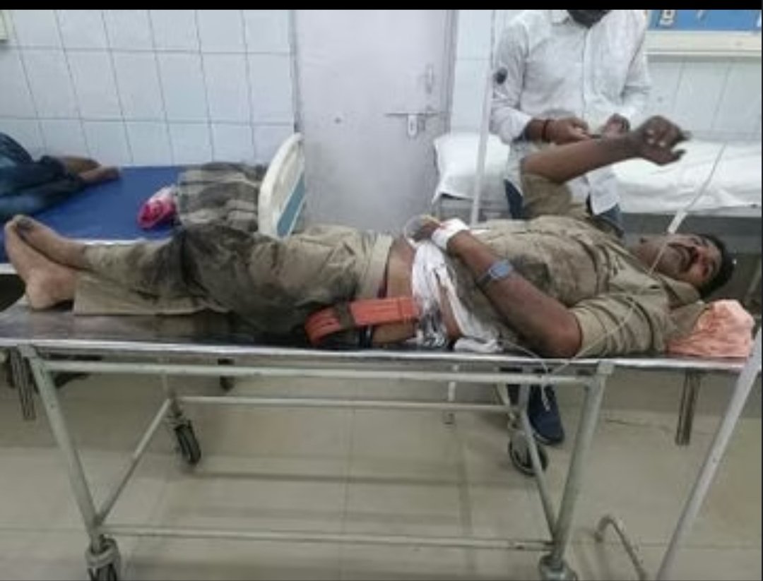 omsingh1553's tweet photo. @myogiadityanath @dgpup  @adgzonevaranasi @varanasipolice 1. सर,  वाराणसी घटना। UP को उत्तम प्रदेश बनाने में, सुदृढ़ कानून व्यवस्था पैदा करने वाली @Uppolice का विशेष Role रहा है। मगर ऐसी घटनाएं पुलिस का मनोबल तोड़ती है। क्या वकीलों द्वारा पीटे जाने वाला दरोगा भारतीय बेटा नहीं था? https://t.co/catryzGFWJ
