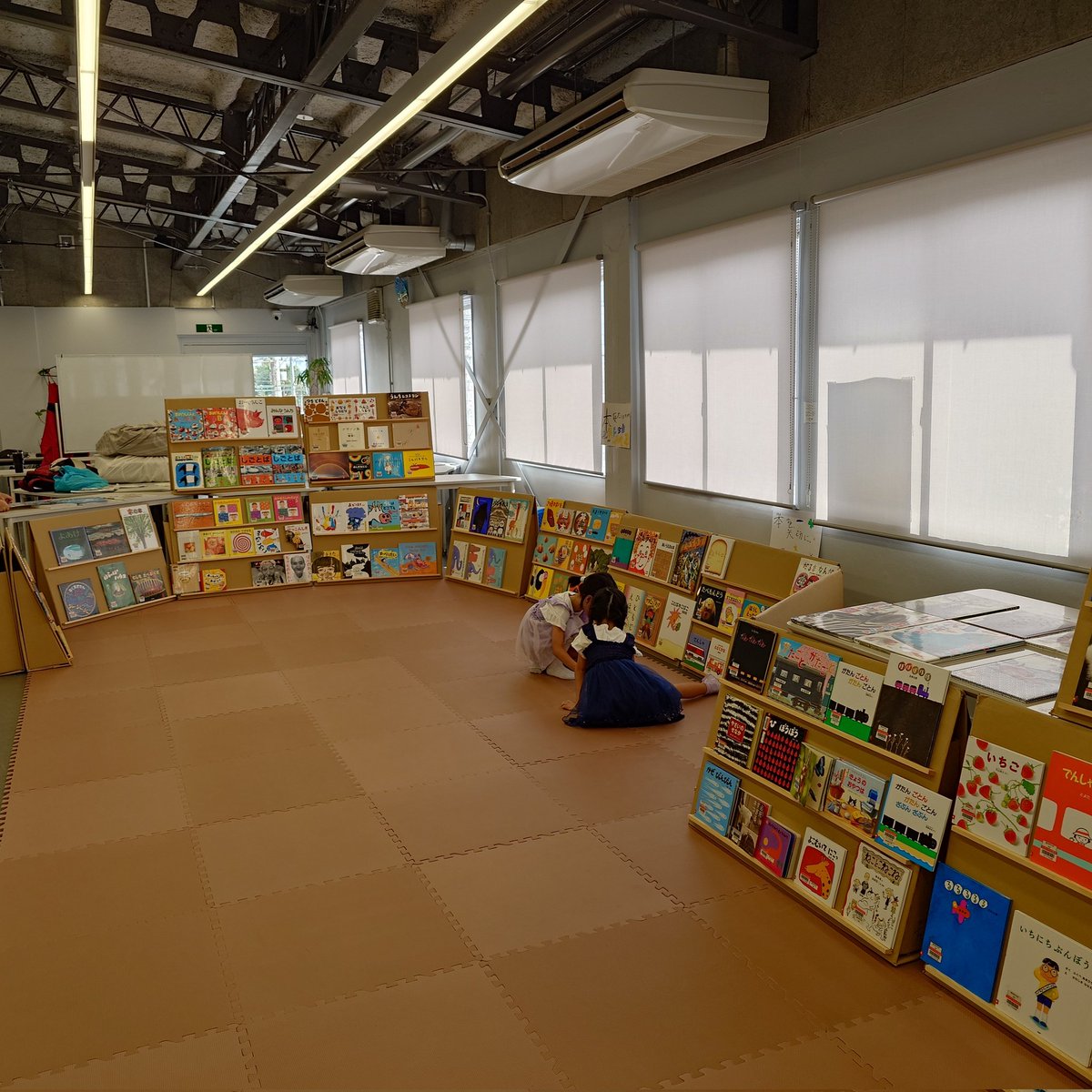 akoh_55's tweet photo. かいづか「まちごと万博」
駅前のポートフォリオにて、絵の本ひろばで絵本を読みながら、弦楽四重奏の生演奏も聴こえてくるという贅沢な時間でした。

わざわざ茨木からいらしたという方と少しお話。貝塚で降りるのは初めてとのことで、楽しんでいただけてたらいいなぁ。 https://t.co/eBWKbx9BUS