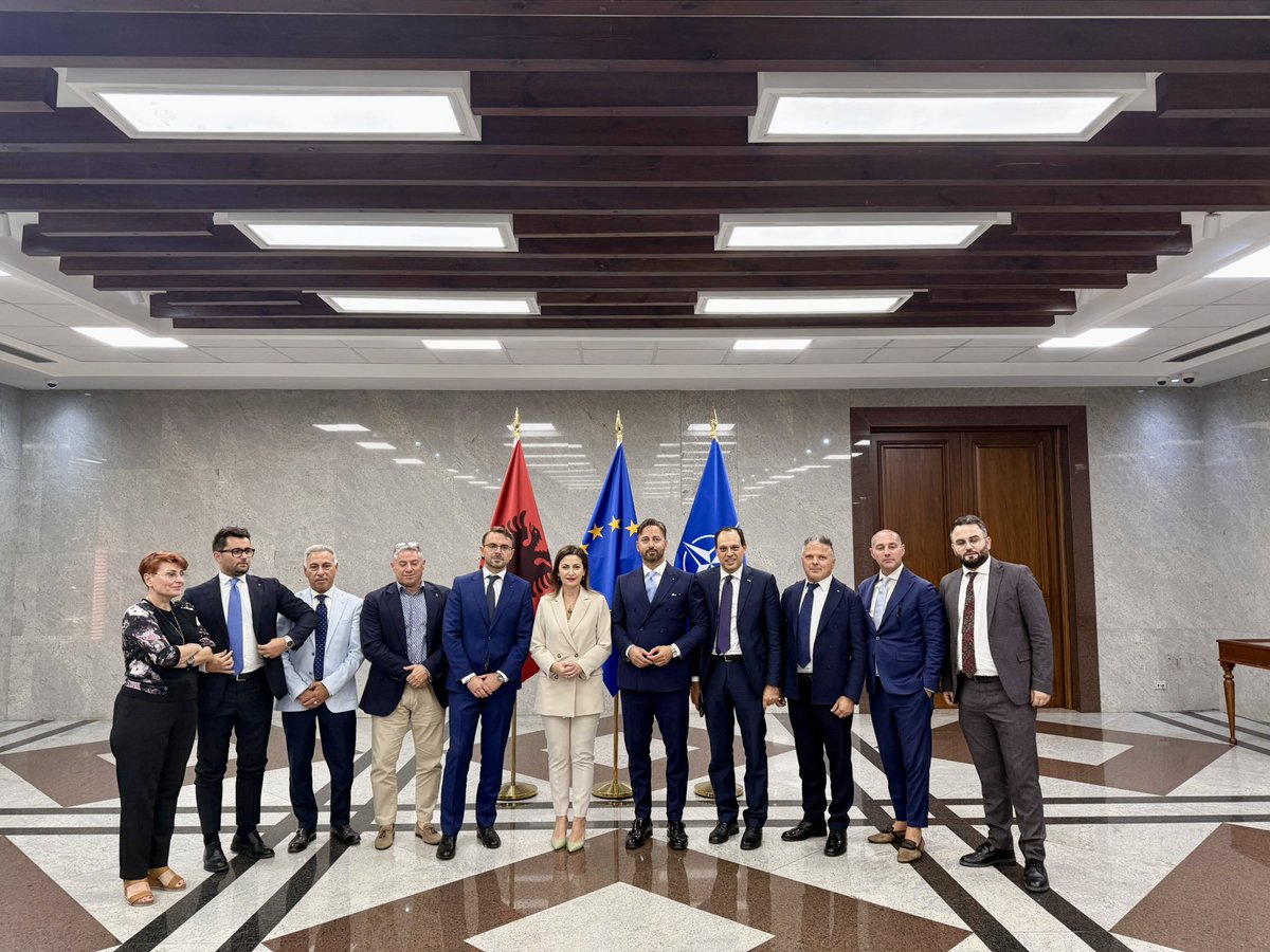 SAnagnosti's tweet photo. Me perfaqesuesit Conflavoro PMI Capobianco, Begaj e te tjere, folem mbi interesin e ketyre bizneseve per te operuar ne Shqiperi.
Krenari qe shqiptare te diaspores, si Erion Begaj, pasi kane spikatur ne vendet ku jetojne, tani duan te kontribuojne per Shqiperine 🇦🇱 https://t.co/114jN3OQqF