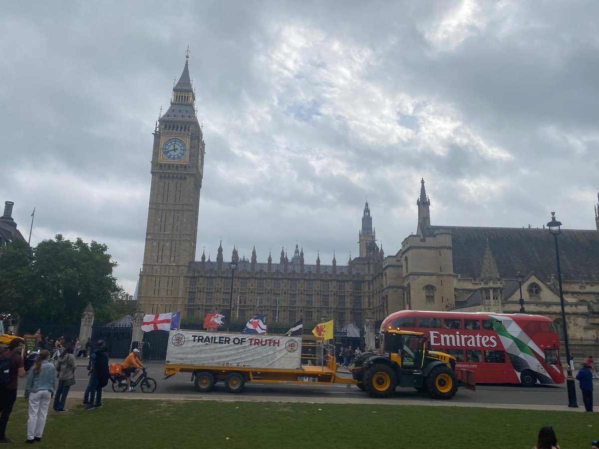 BritishFarmNet's tweet photo. 🇬🇧 The Trailer of Truths has landed at Big Ben!
Today we stood in the heart of London with fellow farmers and supporters, making our voices heard loud and clear. 🚜✊

This is about more than today — it’s about protecting our family farms, our livelihoods, and our future. 💚🌾

#TrailerOfTruths #LondonConvoy #SaveOurFamilyFarms #AllFarmers #AxeTheFamilyFarmTax