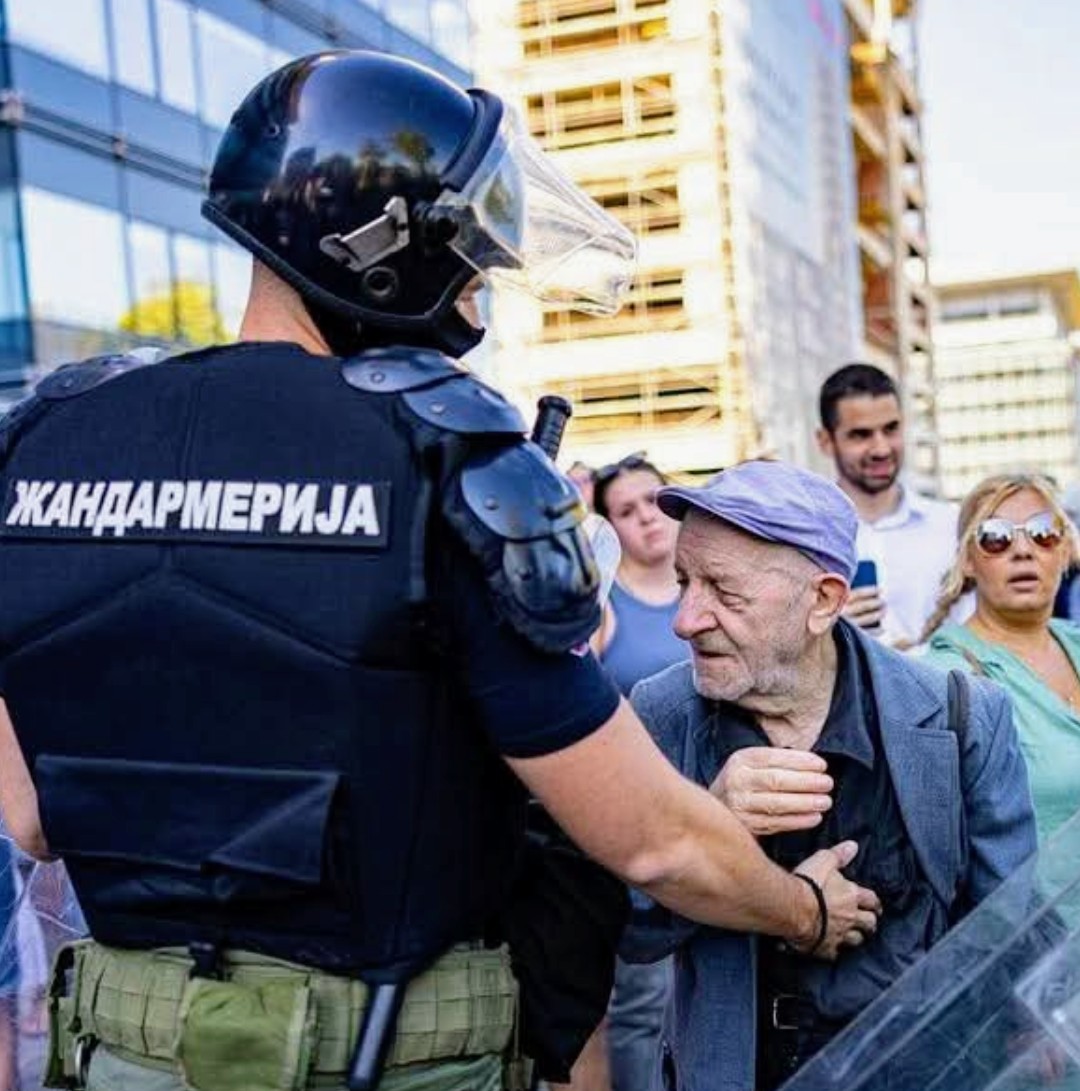 Narodna milicija je danas sprečila ovog teroristu da priđe vojnoj paradi. 
Vreme je da skinete tu uniformu da je više ne brukate.

Potrudimo se da ova slika obiđe svet...