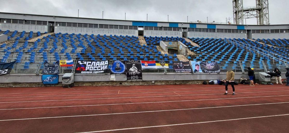 hrabro's tweet photo. У Санкт-Петербургу се одржава турнир већих навијачких група из Русије, са јасном поруком да су државне боје изнад свега.
На трибини се налази и застава покојног Недељковић Стефана из Звечана,чија се годишњица смрти приближава.
🇷🇸 https://t.co/1Eie7AzmhT https://t.co/c5ZyX5NRm0