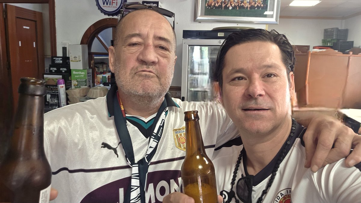 Como se desayuna un día de derby ? Pués con un grande de la grada y 🍺  , hemos podido poleo menta y tostada de tofu pero no había.... #frentekabezon <a href="/Merida_AD/">A.D. Mérida</a>