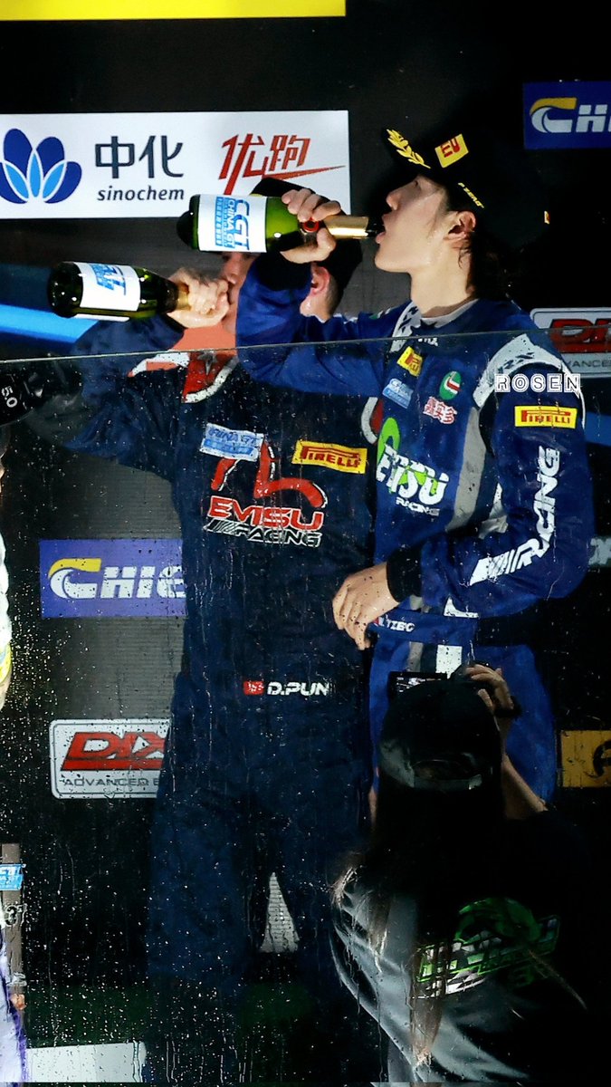 N8597N's tweet photo. ตอนกระดกแชมเปญคือหลัวมาก พอยิ้มเท่านั้นแหละน้อนมากเลยคร้าบบบบ
TEAM85 GEAR UP
#YIBOxCGTCRace1FINALE https://t.co/BJMi1qtDRw