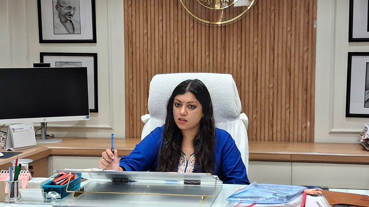 dmgbnagar's tweet photo. यूपी इंटरनेशनल ट्रेड शो-2025 को लेकर आज कलेक्ट्रेट कार्यालय कक्ष में विभिन्न विभागों के अधिकारियों के साथ बैठक कर तैयारियों के संबंध में आवश्यक दिशा निर्देश प्रदान किये।  @chiefSecyUP @CMOffice https://t.co/A7IYxJIJqj