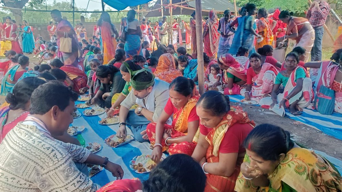 Kunal Sarangi 🇮🇳 (@kunalsarangi) on Twitter photo आज <a href="/onlineJSLPS/">JSLPS Jharkhand</a> के कालापाथर आजीविका महिला संकुल स्वावलंबी सहयोग समिति लिमिटेड की वार्षिक आम सभा बैठक में समय पर नहीं पहुँच पाया।
लेकिन सदा की तरह दीदियों संग अनौपचारिक संवाद व स्वादिष्ट भोजन का सौभाग्य मिला जिले के #चाकुलिया प्रखंड के कालापाथर पंचायत भवन मे। आज <a href="/onlineJSLPS/">JSLPS Jharkhand</a> के कालापाथर आजीविका महिला संकुल स्वावलंबी सहयोग समिति लिमिटेड की वार्षिक आम सभा बैठक में समय पर नहीं पहुँच पाया।
लेकिन सदा की तरह दीदियों संग अनौपचारिक संवाद व स्वादिष्ट भोजन का सौभाग्य मिला जिले के #चाकुलिया प्रखंड के कालापाथर पंचायत भवन मे।