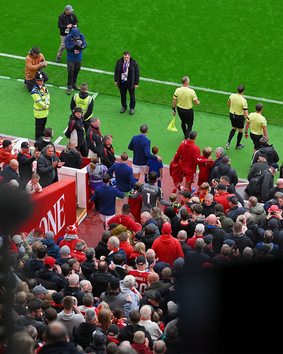 Let's go, Reds ✊🔴