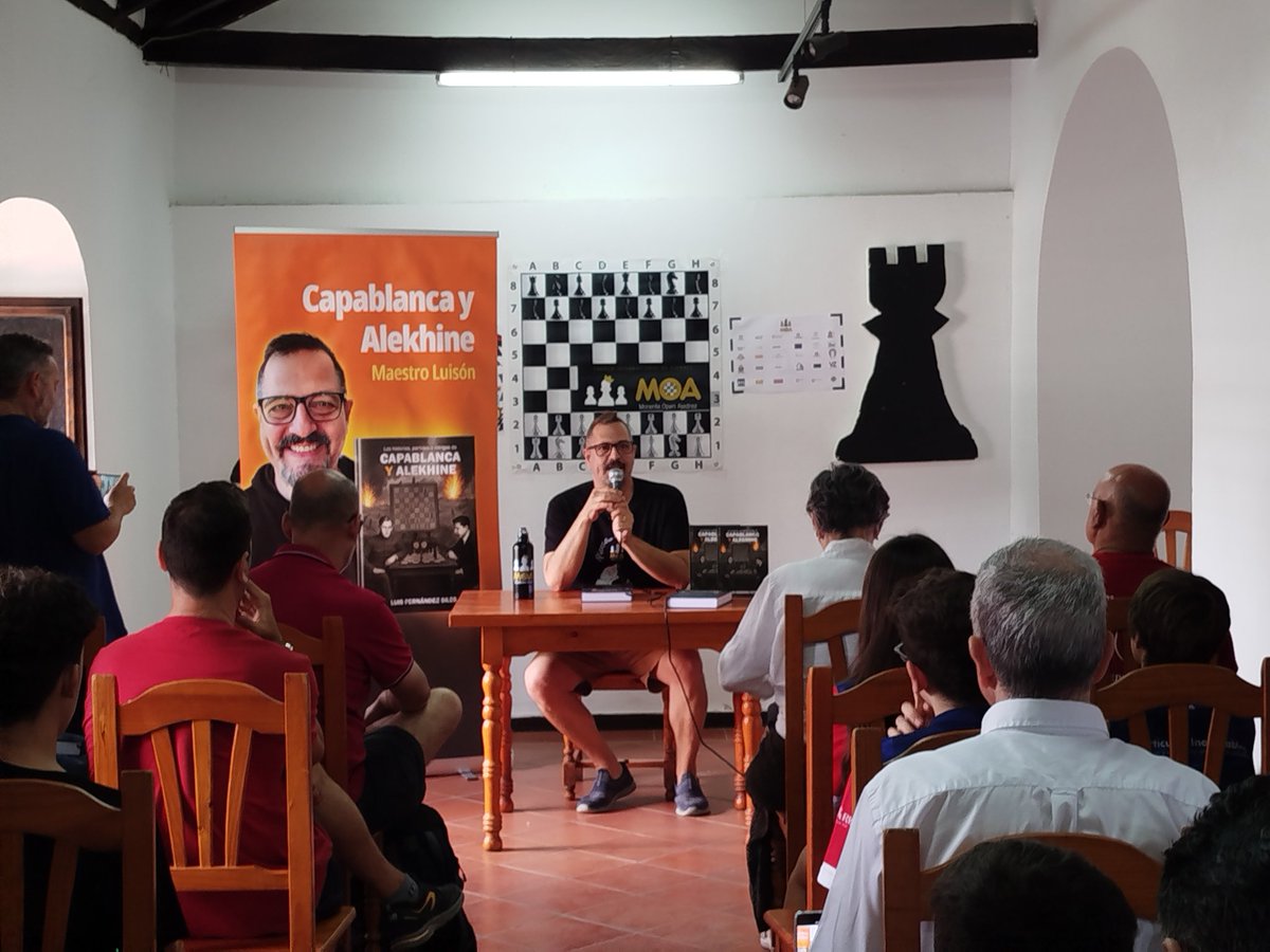 Y ahora,  @capahkine presentando  "Capablanca y Alekhine" en La Tercia, la sede de la AVV sociocultural de Morente.