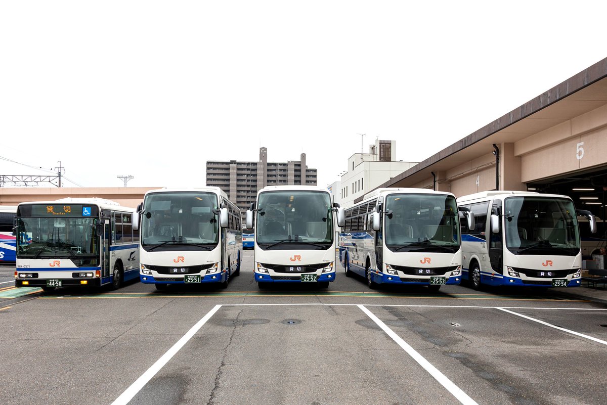 JRtokai_bus's tweet image. 今日は「バスの日」、HAPPY BUSDAY。
ああ、本当に楽しい１日だったなぁ。

５台並びの際、エアロキングが真ん中に入る前も、入った後も、ナンバープレート下２桁が「50・51・52・53・54」の並びになっていたのは、何たる奇跡。
バスの神様の思し召しですね、きっと( *´艸｀)…