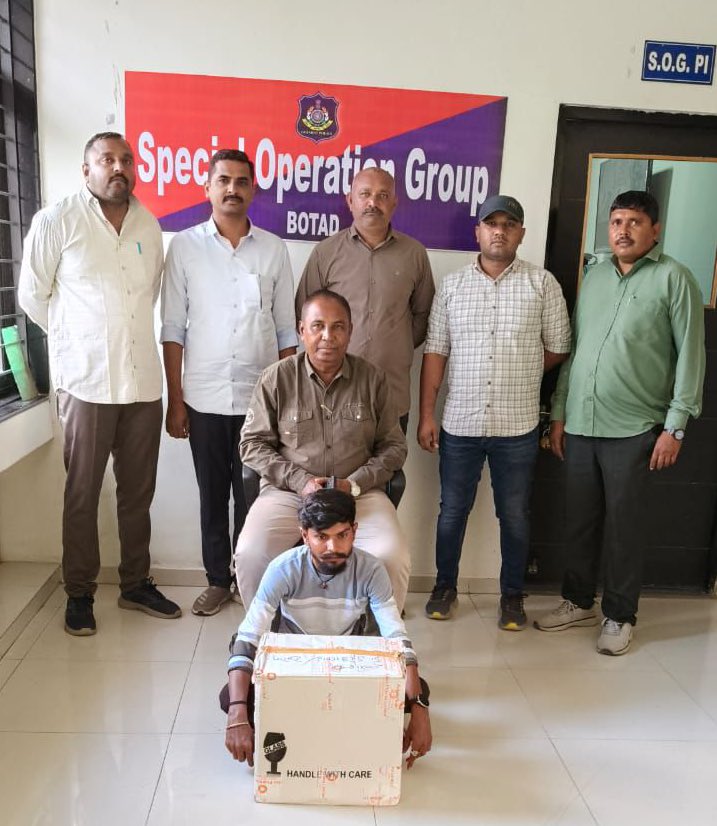 બોટાદ જિલ્લાના બરવાળા તાલુકામાંથી ડિગ્રી વગરના બોગસ ડોક્ટરને ઝડપી પાડતી બોટાદ એસ.ઓ.જી. ટીમ.
#BotadDistrictPolice 
<a href="/dgpgujarat/">DGP Gujarat</a> <a href="/GujaratPolice/">Gujarat Police</a> <a href="/IGP_BHR_RANGE/">IGP BHAVNAGAR RANGE</a> <a href="/SP_Botad/">sp botad</a>