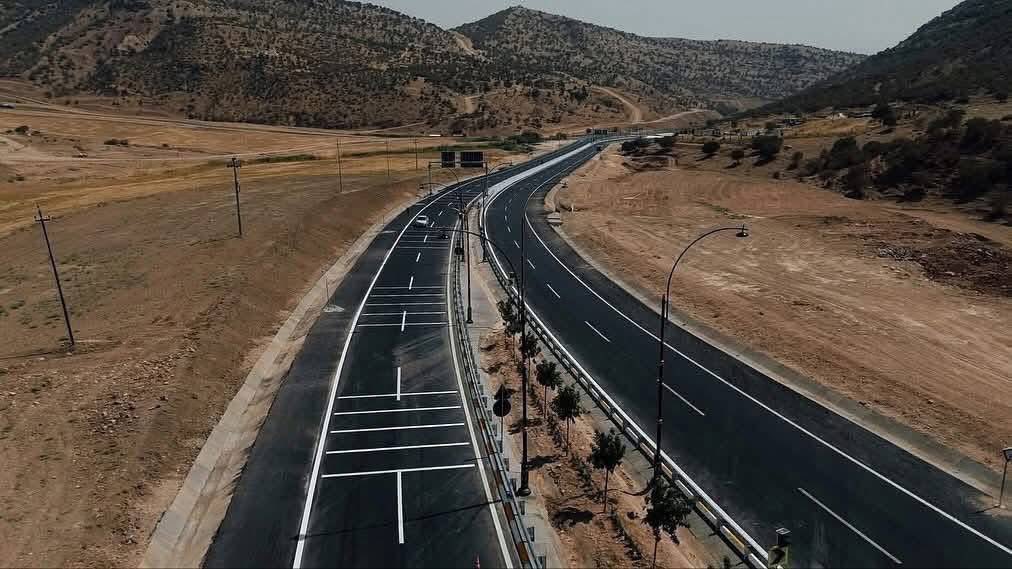 Duhok_Buzz's tweet photo. •📍 Location: Connects (Şêxan, Duhok) to Lalish Temple (Yazidi holy site).
•📏 Length: 8.2 km.
•↔️ Width: 25.5 meters, with a 3-meter median.
•🛣 Type: Dual carriageway.
•💰 Cost: About (US$20 million). https://t.co/NNCK6DHfmh