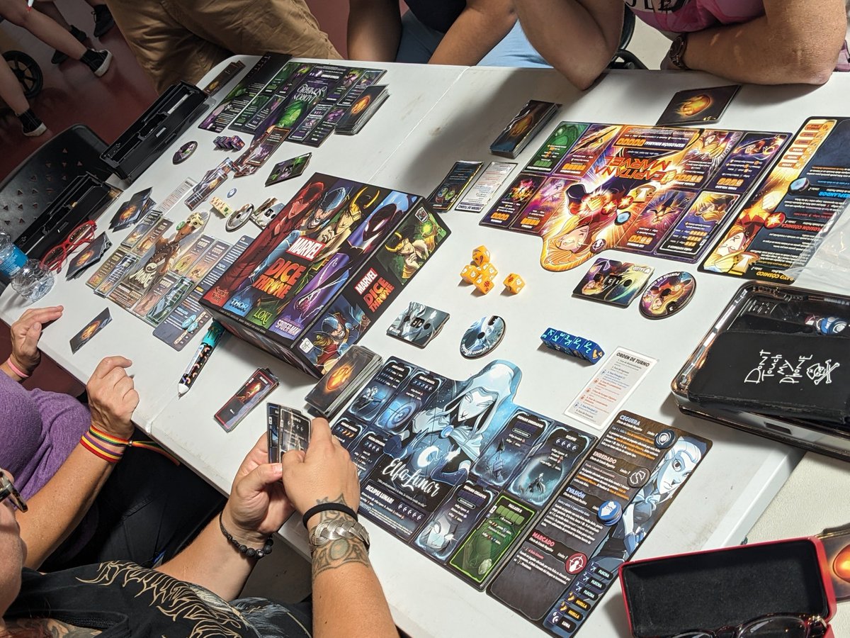 JornadasTIRWAL's tweet image. 8 valientes dándose tortas en el Torneo de Dice Throne 💪🏻