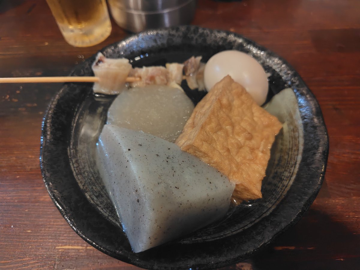 BilleLeno's tweet photo. 最終日はウェルビー福岡で一泊
サウナの種類は圧巻、サウナの中にも水風呂という攻めた仕掛け🤣サウナ好きにはたまらない

夜は屋台街へ、早い時間から大混雑＆蒸し暑さにギブアップ…で逃げ込んだ涼しい店で屋台料理を堪能😙

エースのタレモツ、明太玉子・おでん・豚骨ラーメンのメンバーで優勝🏅 https://t.co/Ext6kTLllF