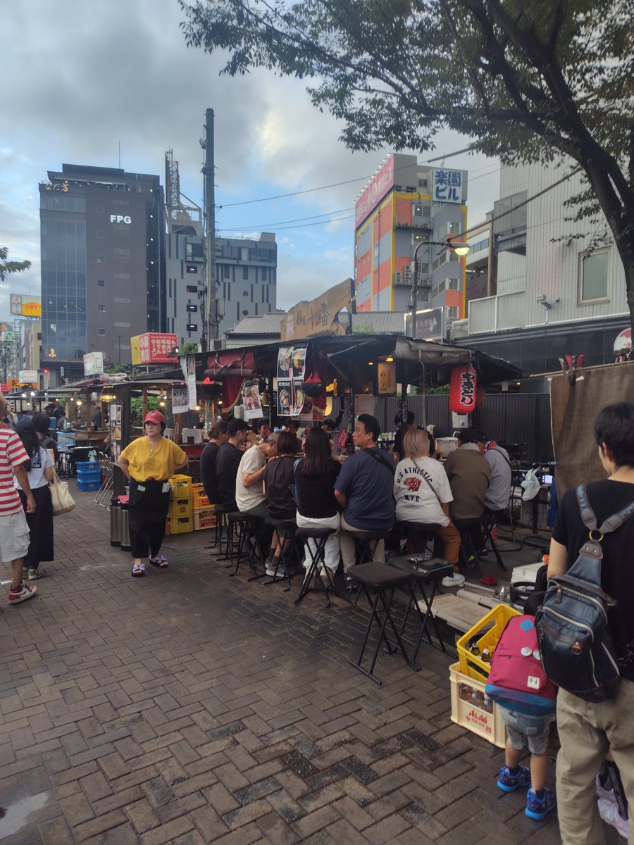 BilleLeno's tweet photo. 最終日はウェルビー福岡で一泊
サウナの種類は圧巻、サウナの中にも水風呂という攻めた仕掛け🤣サウナ好きにはたまらない

夜は屋台街へ、早い時間から大混雑＆蒸し暑さにギブアップ…で逃げ込んだ涼しい店で屋台料理を堪能😙

エースのタレモツ、明太玉子・おでん・豚骨ラーメンのメンバーで優勝🏅 https://t.co/Ext6kTLllF