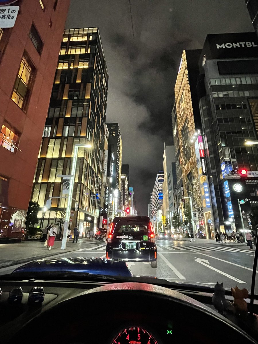 やばいやばい
こんなボロくてうるさくて汚い車が通っていい道じゃない