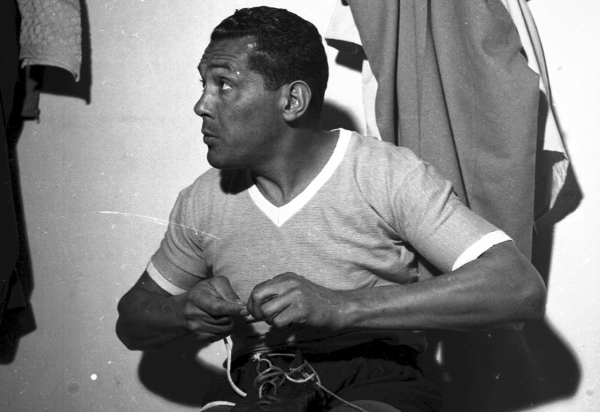 A 108 años de su nacimiento, su gloria está lejos de haber envejecido. Salú, eterno Negro Jefe.

"Jacinto pa' todo el mundo!
"Vinacho" viejo nomá!
Capitán de la celeste,
campeón de Maracaná".