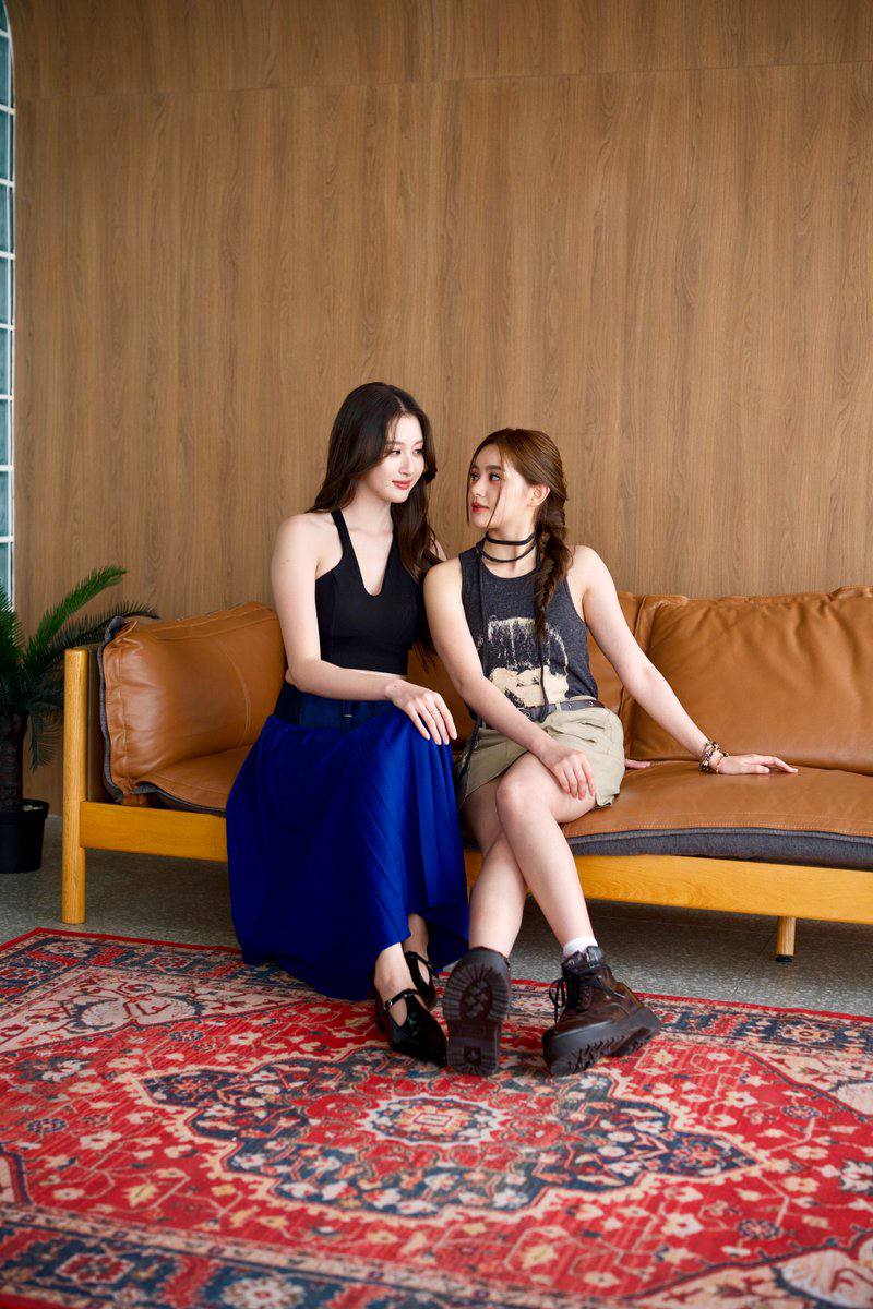Telaarcoiris's tweet photo. 📸 As primeiras fotos de ViewMim como Min &amp; Preaw em #GirlRules já foram reveladas!
A dupla promete entregar MUITA química e emocionar os fãs. 💕✨

#GirlRules #ViewMim #MinPreaw #SeriesGL #RomanceGL #LoveIsLove https://t.co/1l1hgCTVI2