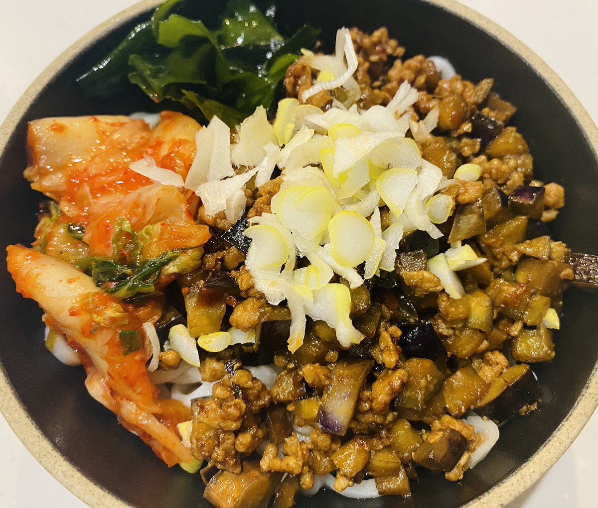 shimagaeri's tweet photo. お昼は遅い時間に焼肉だったので、晩御飯は冷やしうどんを少し🍜
ナス肉味噌は『つけてみそかけてみそ』を使ってお手軽に☺️
#おうちごはん https://t.co/5DXVGQphlS